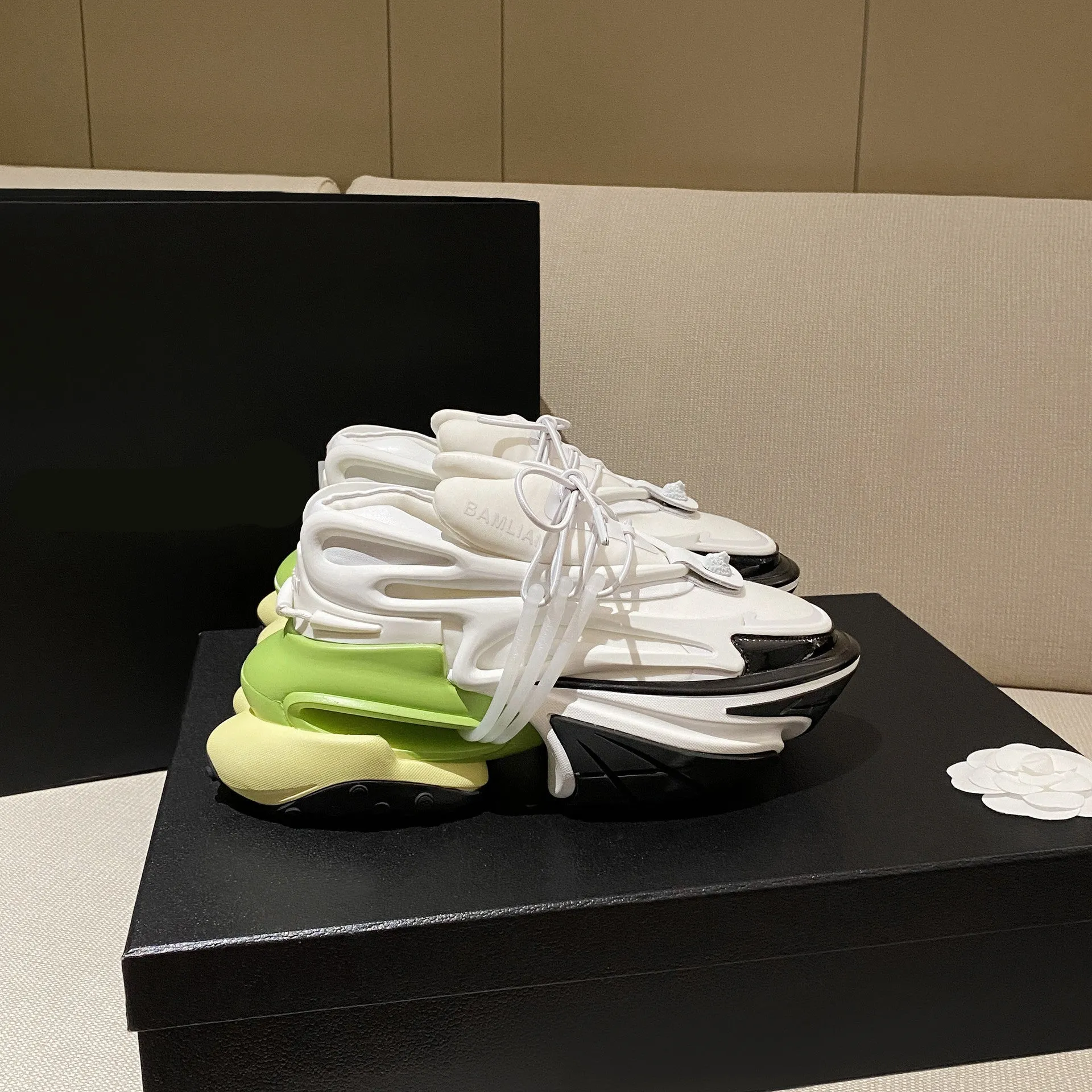 Helios Sneakers