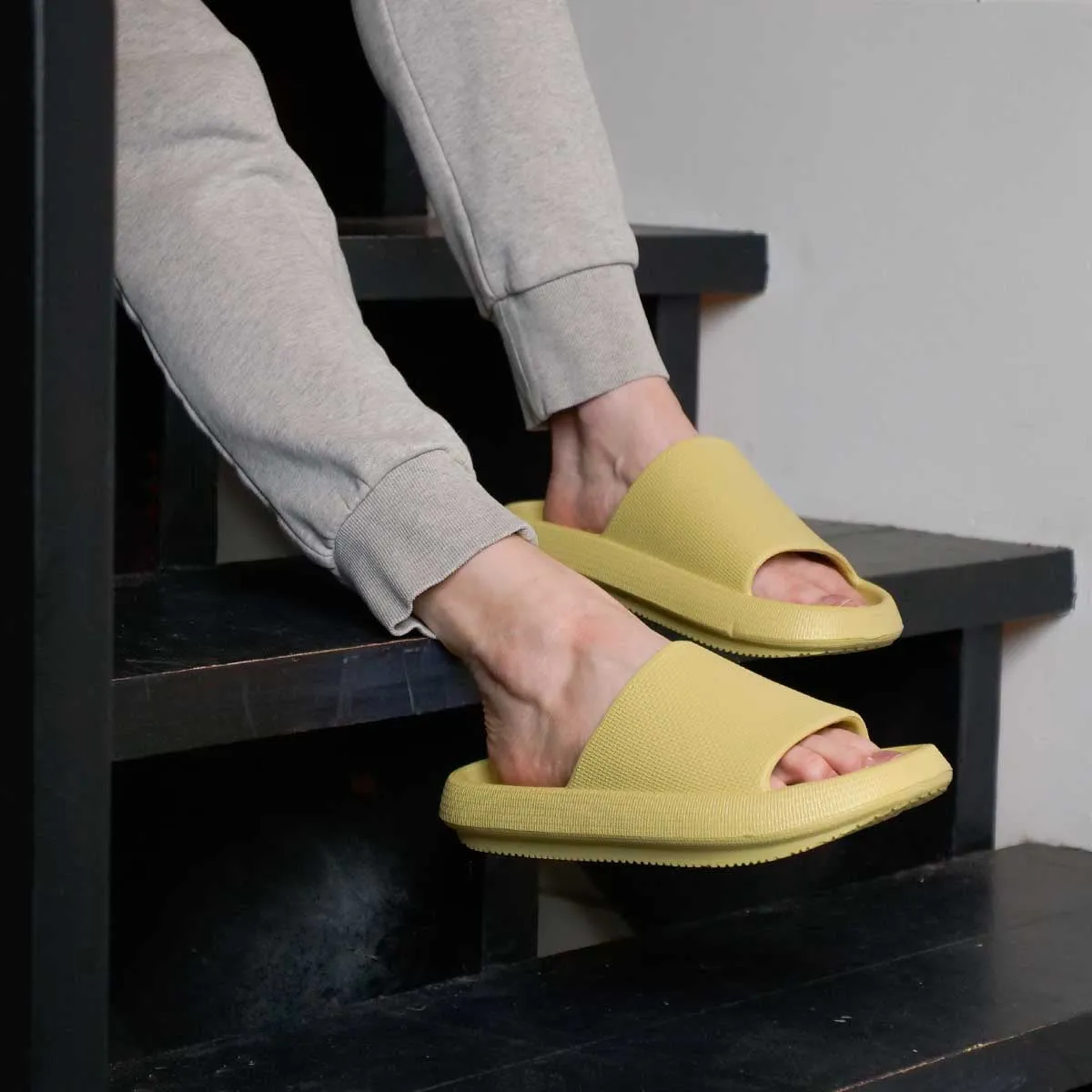 Wholesale Women's Vegan Comfy'z Slides Package Deal (72 Pairs)